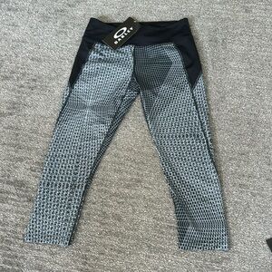 NEW OAKLEY crop Leggings Medium